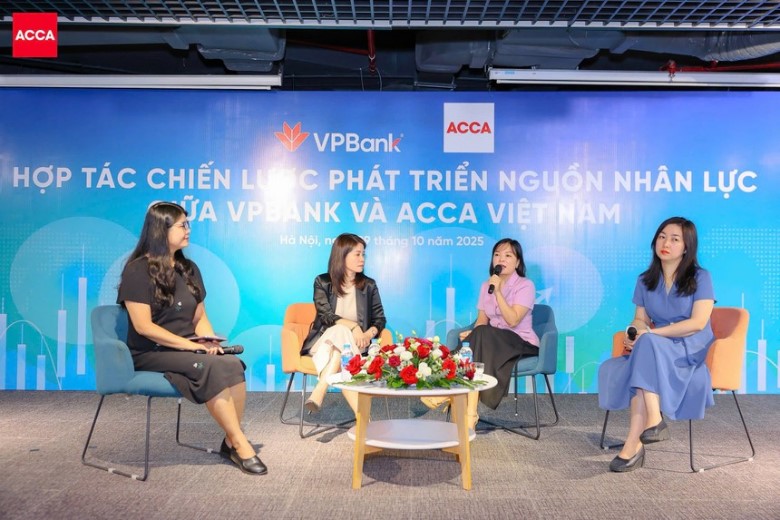 Dai dien FPT Digital dua ra cac y kien tai toa dam “Xu huong ESG va tai chinh xanh: Co hoi va thach thuc voi nganh ngan hang” dien ra cuoi thang 10 vua qua. Anh: DNCC