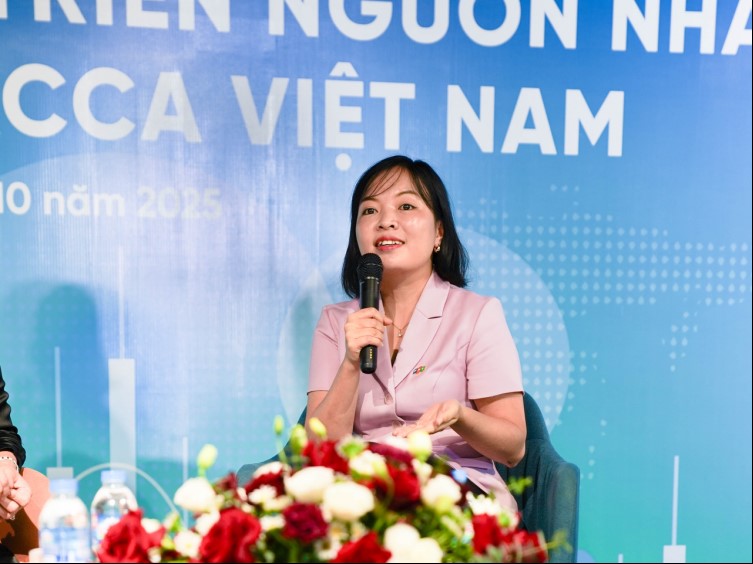Ms. Truong Minh Trang, Director of FPT Digital Business Consulting - FPT Group emphasized the role of data in the bank's ESG transformation. Photo: DNCC