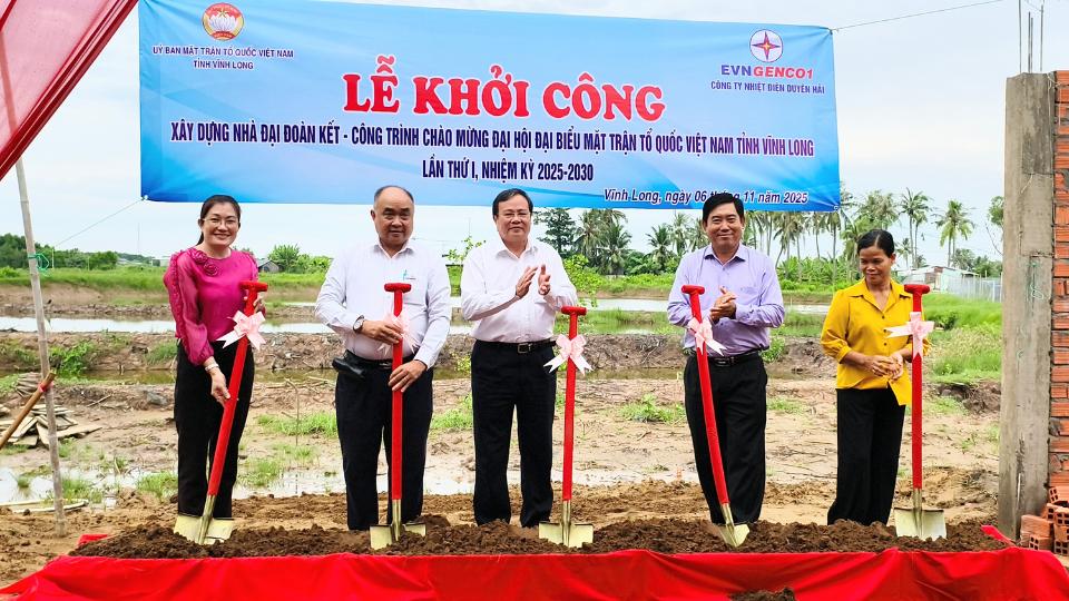 Dai bieu thuc hien nghi thuc khoi cong nha dai doan ket ho tro ho kho khan. Anh: Hoang Loc