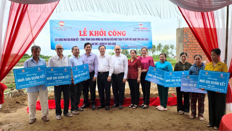 Leaders of the Vietnam Fatherland Front Committee of Vinh Long province and the sponsoring unit presented a symbolic board of house support for families. Photo: Hoang Loc