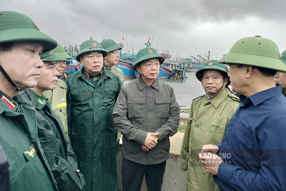 Deputy Prime Minister Tran Hong Ha inspected and directed the prevention of storm No. 13 in Gia Lai. Photo: Hoai Phuong