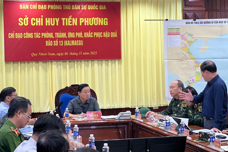 Pho Thu tuong Tran Hong Ha chi dao tai so chi huy tien phuong. Anh: Hoai Phuong