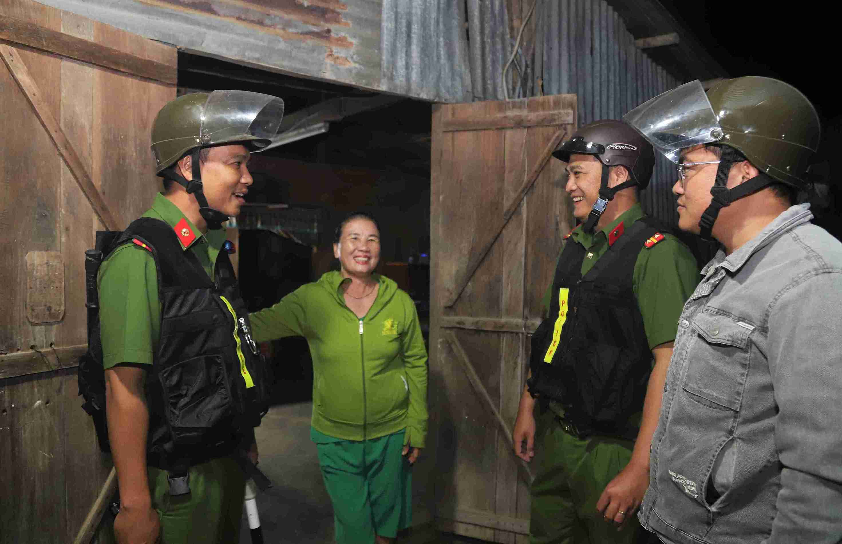 Cong an xa Bao Lam 1 den tan vuon ray tuyen truyen phong chong trom mua vu ca phe cho nguoi dan. Anh: Phuc Khanh