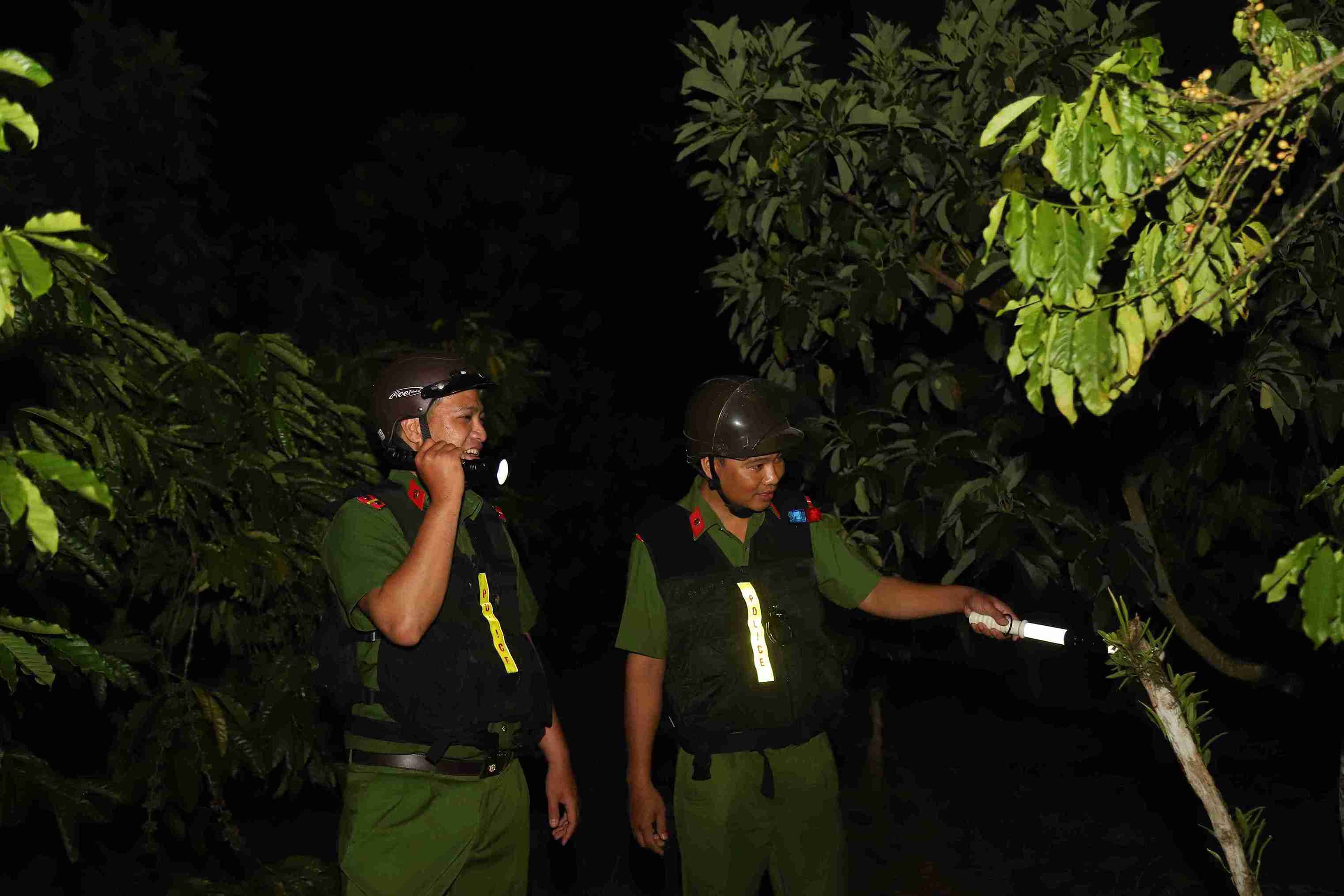Cong an xa Bao Lam 3 (Lam Dong) tuan tra phong chong trom mua vu ca phe. Anh: Phuc Khanh