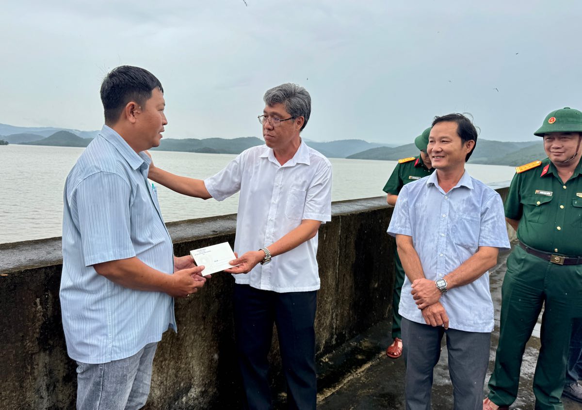 Pho Chu tich UBND tinh Lam Dong Nguyen Minh trao qua dong vien nhan vien Tram tai ho Song Quao. Anh: Duy Tuan