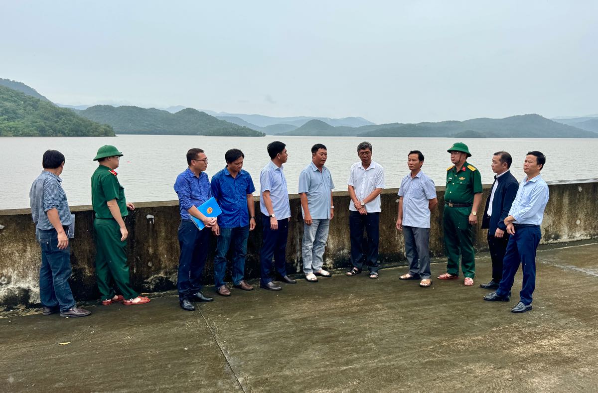 Cac don vi bao cao cong tac van hanh ho va chu dong phuong an ung pho bao so 13. Anh: Duy Tuan