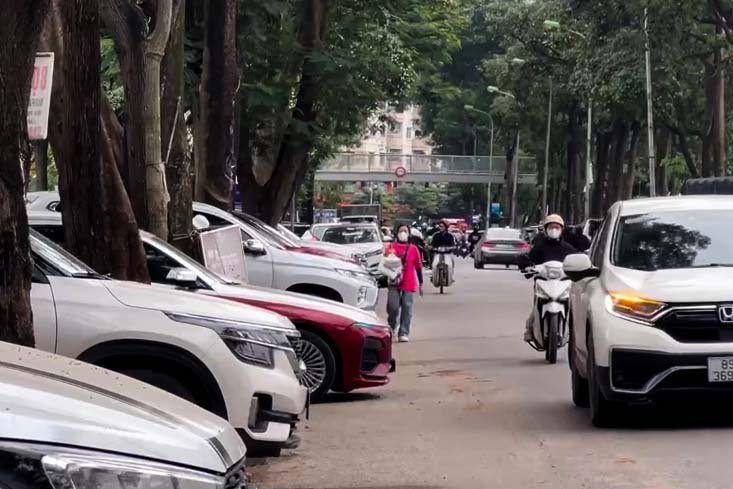 Nguoi dan di bo duoi long duong do via he bi chiem dung. Anh: Tung Giang