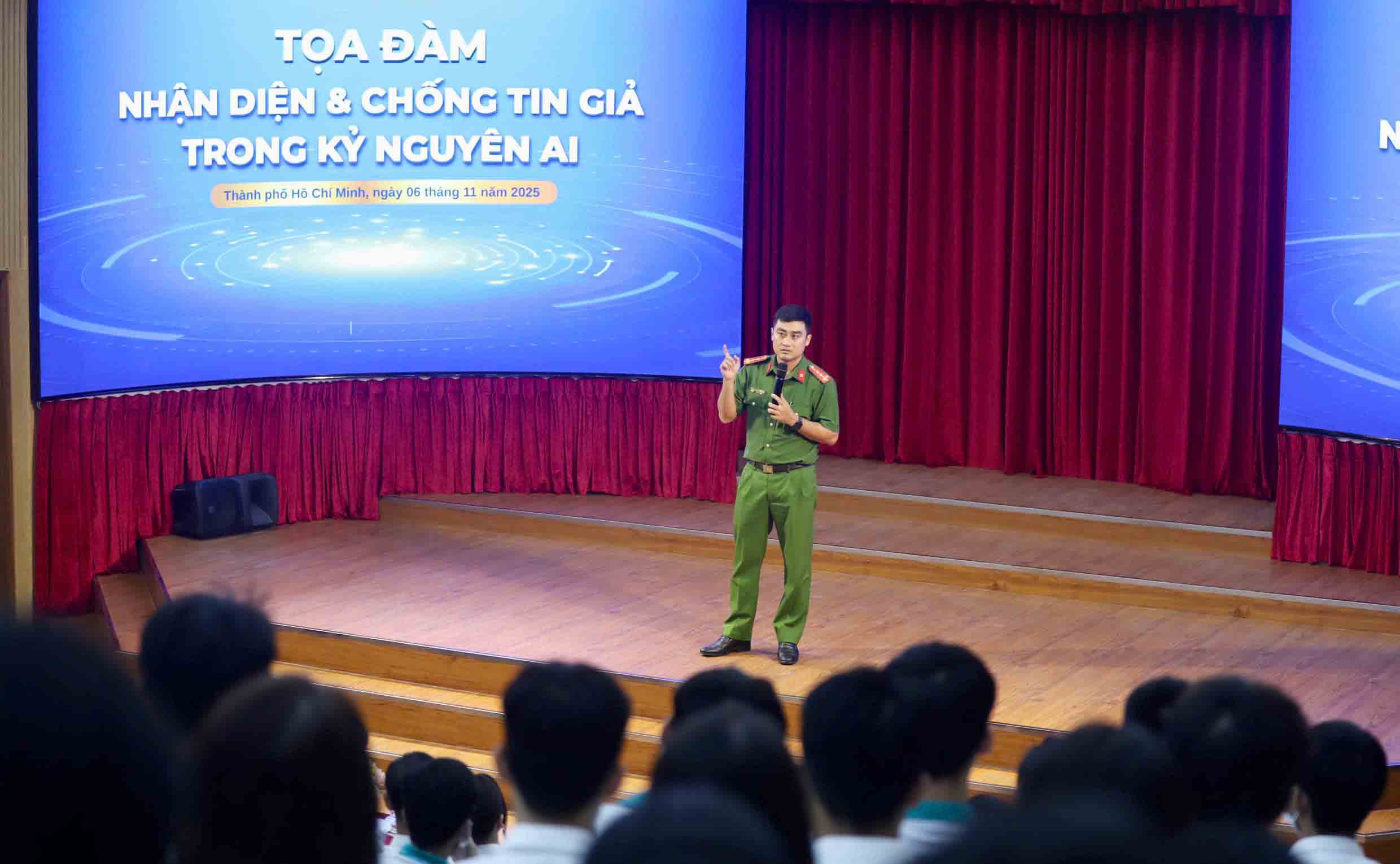 Captain Huynh Do Tan Thinh warned students about many sophisticated forms of fraud targeting young people. Photo: Nguyen Dung