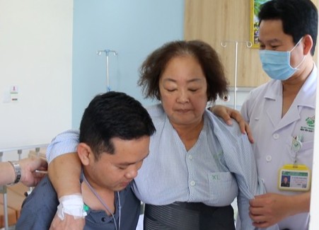 Spinal surgery is less invasive, the patient recovers faster. Photo: Nguyen Ly