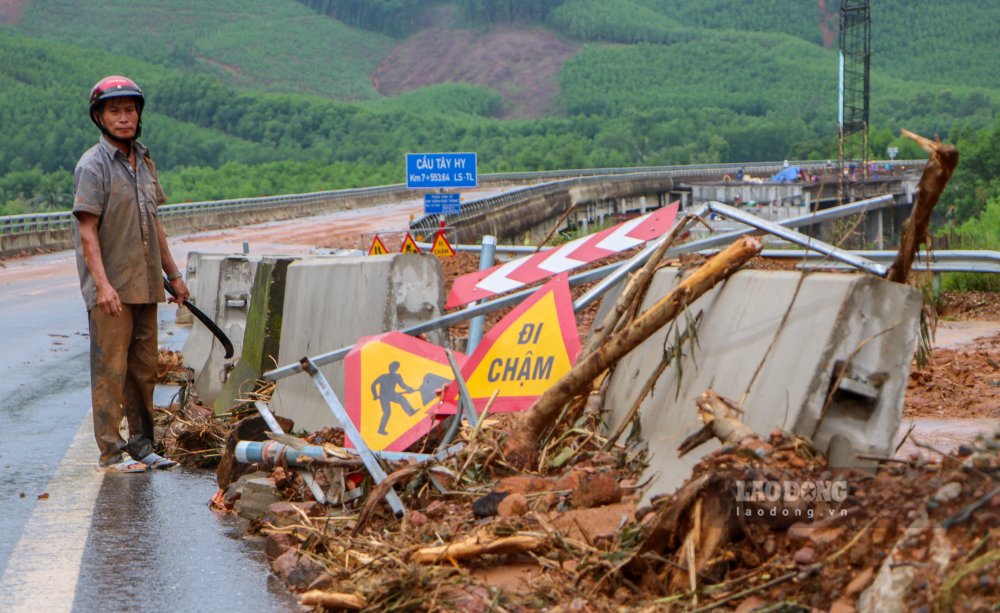 Theo thong ke ban dau, it nhat 5.000m³ bun dat tran phu mat duong, 1.000–1.500m³ dat da bi boi lap, cung hon 1.000m³ taluy am bi xoi lo.