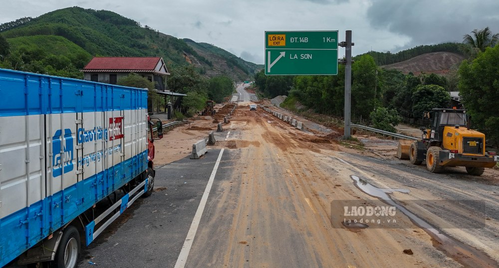 Hien Quoc lo 1A, Quoc lo 49A va cao toc Cam Lo – La Son qua dia ban TP Hue da khoi thong hoan toan. Mot so tuyen duong dia phuong van ngap cuc bo, luc luong chuc nang dang khan truong khac phuc.