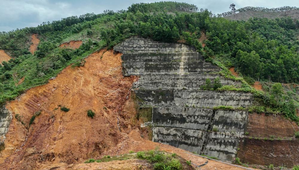 Trao doi voi Lao Dong, ong Bui Tuan Hung, Pho Phong Quan ly du an 5 (Ban Quan ly du an duong Ho Chi Minh) cho biet, cac doan bi chia cat co ban da duoc thong tuyen, xe co luu thong binh thuong. Hien don vi dang tiep tuc gia co taluy, xu ly cac diem sat truot nguy hiem.