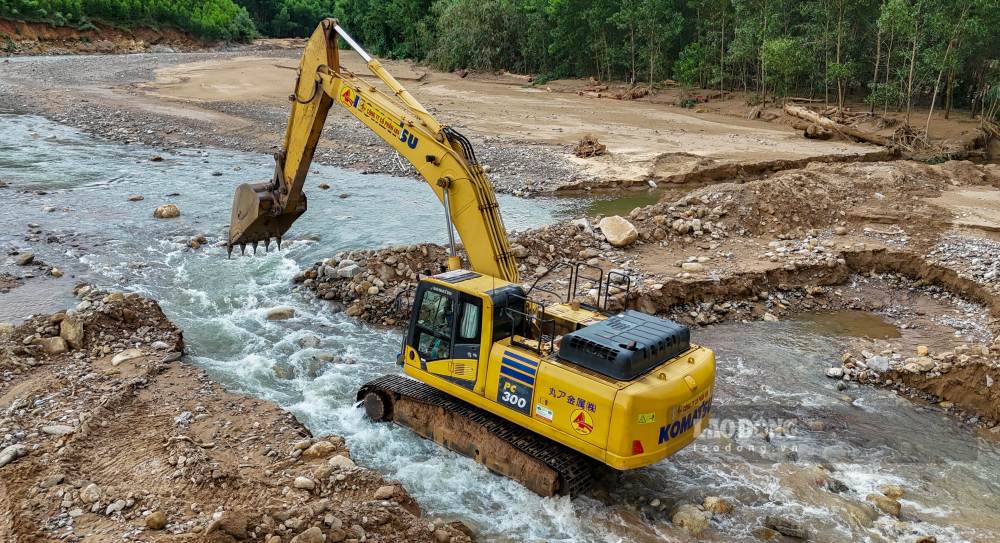 De ung pho voi van de, Ban Quan ly du an duong Ho Chi Minh da dieu dong nhieu may muc, san gat nan lai dong chay cua con thac, han che xoi lo an sau.