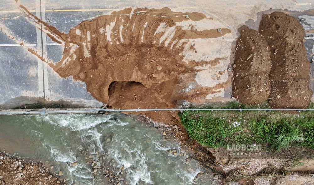 Dong nuoc xiet tu tren dinh nui c ve am am xoi thang vao phan tru cau, boc di tung mang dat o taluy am.