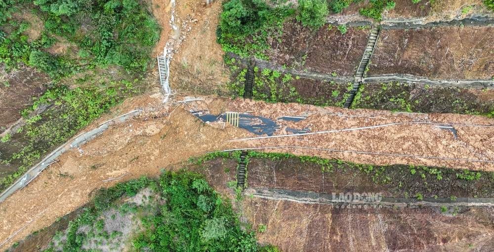 Khong chi gay anh huong den giao thong tren cao toc, dat da con phu kin nhieu doan tren Tinh lo 14, 14B va duong nhanh tu cao toc xuong tinh lo 14B.