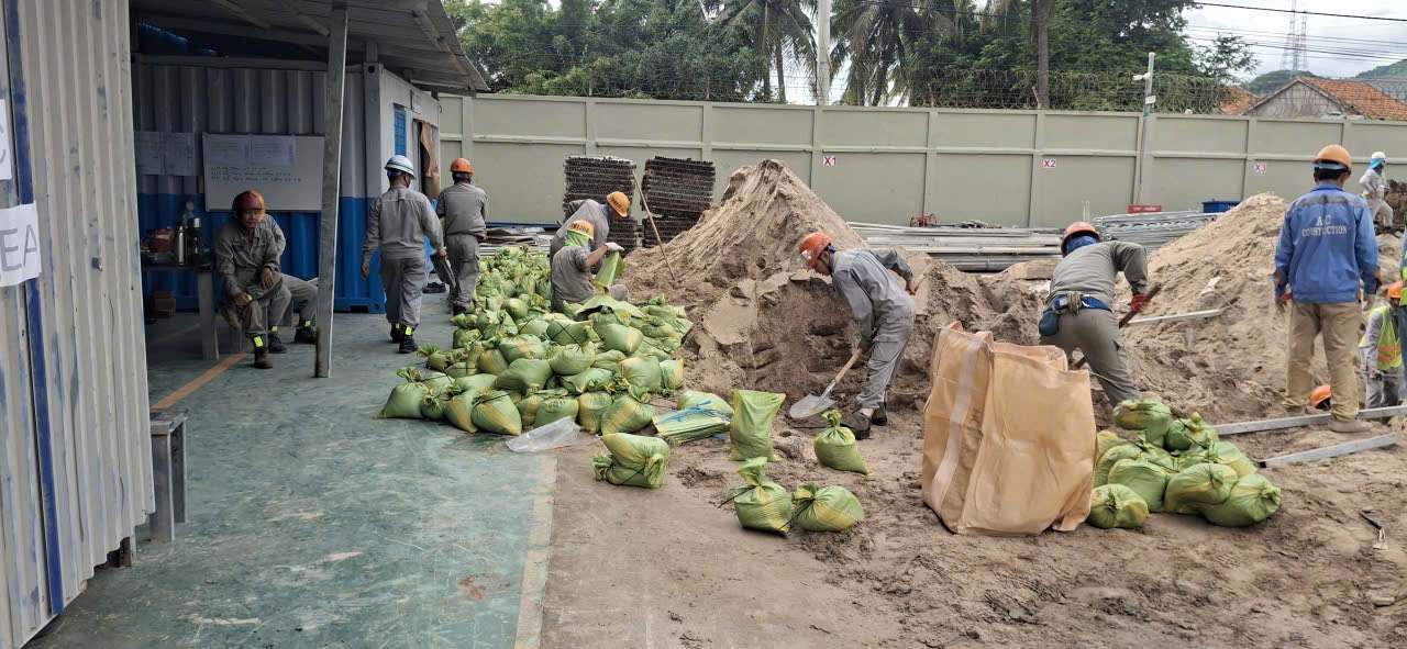 Workers of HD Hyundai Vietnam Shipbuilding Co., Ltd. prepare sandbags to prevent storm No. 13. Photo: Ngan Ha