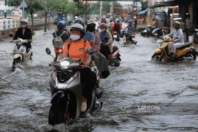 High tides are forecast to reach a historical milestone of 1.9m, causing deep flooding on many roads today. Photo: Viet Anh