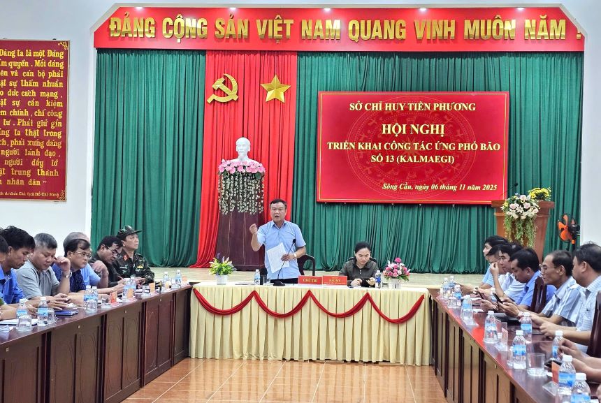 Dak Lak hop So Chi huy tien phuong nham ung pho voi bao so 13. Anh: Thanh Quynh