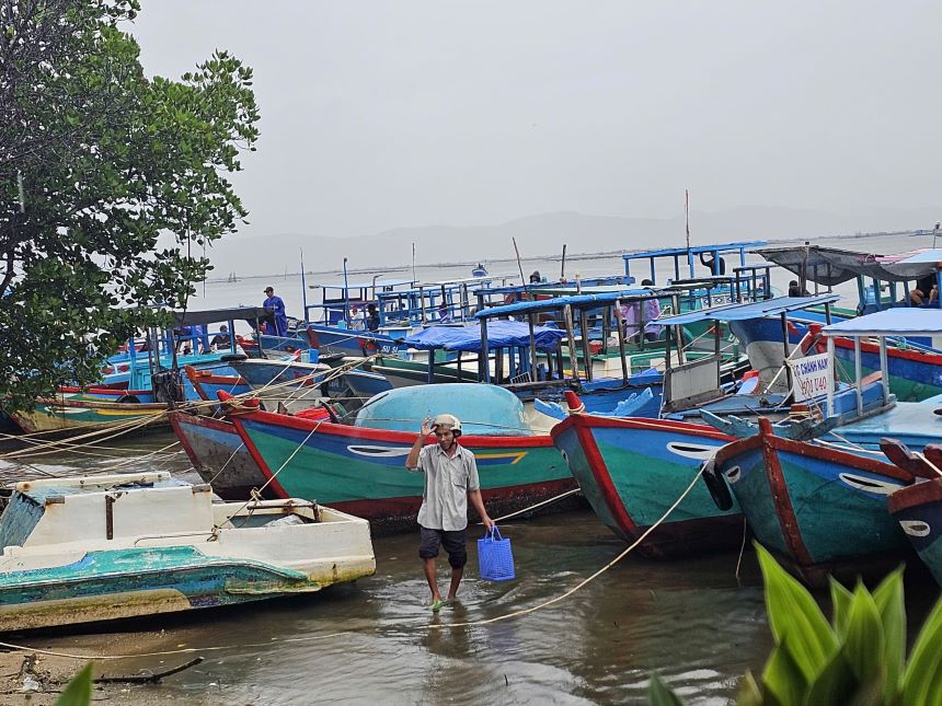 The Song Cau ward (Dak Lak) has experienced wind and rain due to the impact of storm No. 13 Kalmaegi. Photo: Thanh Quynh