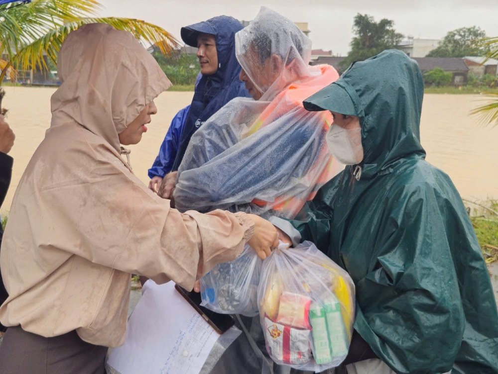 Hue Textile and Garment Trade Union supports workers in flooded areas to stabilize their lives. Photo: Hue Textile