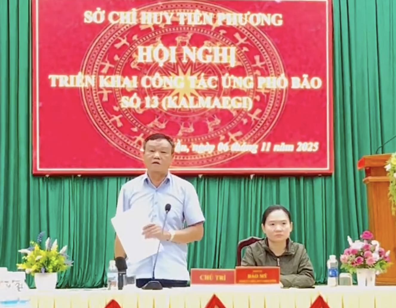 Ong Dao My - Pho Chu tich UBND tinh Dak Lak chi dao ra soat cac diem xung yeu truoc khi con bao so 13 do bo. Anh: Huu Long