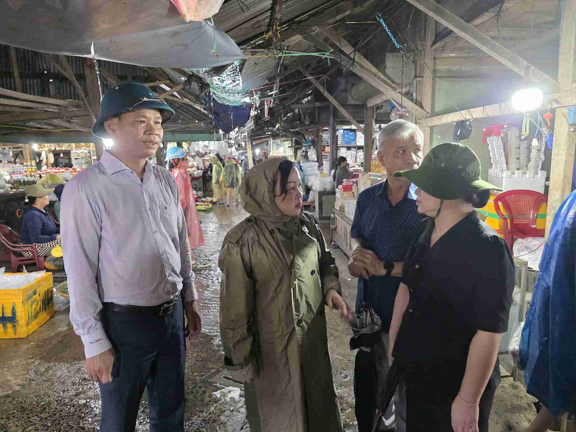 Before the storm made landfall, Ms. Cao Thi Hoa An - Chairman of the Dak Lak Provincial People's Council and the working group inspected Tuy Hoa market. Photo: Huu Long