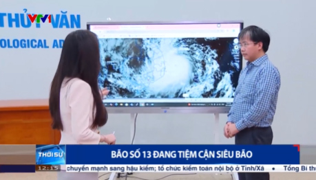 Phong vien VTV phong van ong Mai Van Khiem. Anh cat tu video