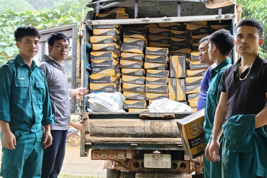 Sau hon 10 ngay bi co lap vi mua lu, nguon luong thuc cua nguoi dan cac thon co ban da duoc giai quyet tam thoi. Anh: Briu Quan
