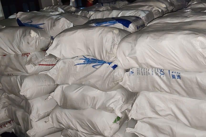 Xa A Vuong (TP Da Nang) chu dong mua 10 tan gao, 1.000 thung my tom va nhu yeu pham khac de ho tro nhan dan cac thon. Anh: Briu Quan