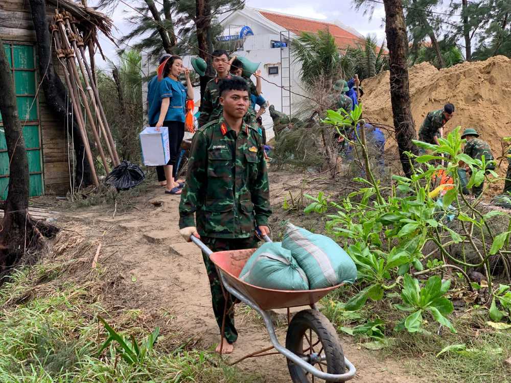 Cac chien si van chuyen hang tram bao tai cat gia co tam bo ke. Anh: Thanh Huyen