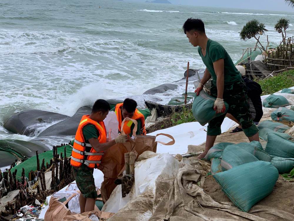 Cac can bo, chien si no luc ngay dem, khan truong gia co bo ke. Anh: Thanh Huyen