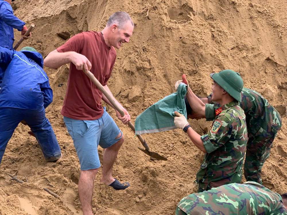 Du khach nuoc ngoai ho tro cac chien si gia co bo ke. Anh: Thanh Huyen