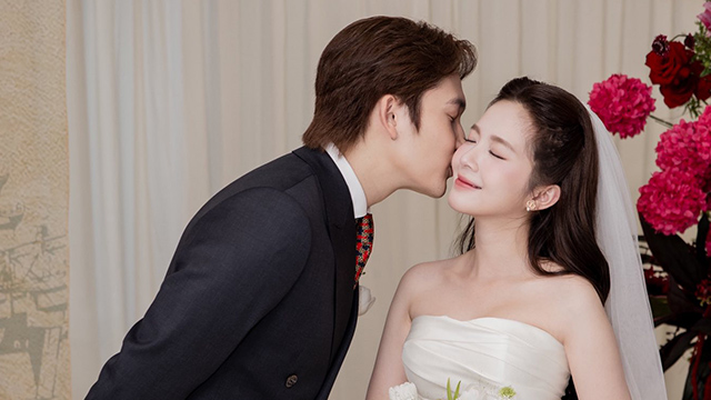 Dinh Tu, Ngoc Huyen at the tour of the village on October 30. Photo: 7799 wedding