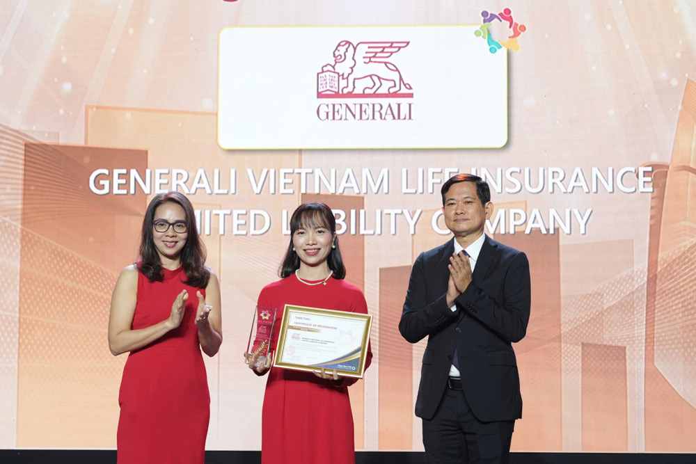Representative of Generali Vietnam at the awards ceremony. Photo: Provided by the enterprise