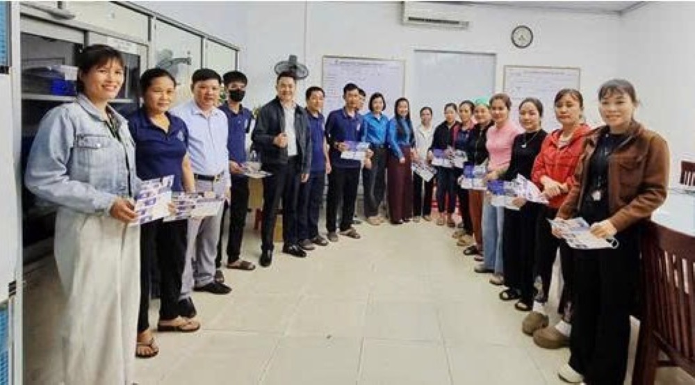 Image of union members and employees of the Company listening to oral health care consultation. Photo: Thanh Hoa Trade Union