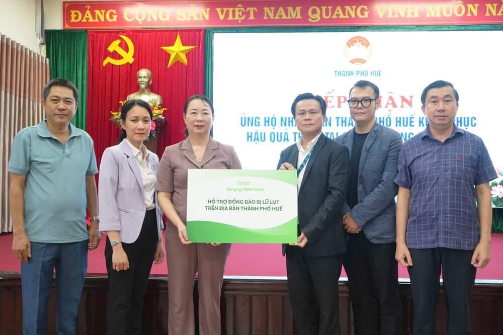 Grab Viet Nam chung tay cung Thanh pho Hue ho tro cong dong khac phuc hau qua mua lu. Ảnh: Grab Viet Nam