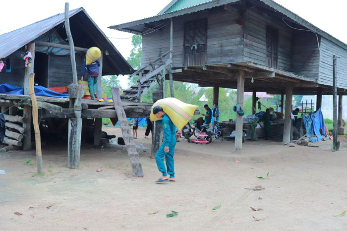 Ia Hiao commune authorities support people to move rice to higher ground to prevent the storm. Photo: Mai Chi