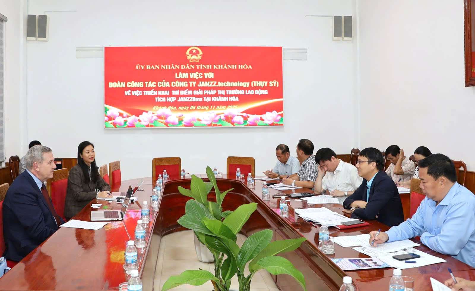 Doanh nghiep Thuy Si de xuat ke hoach trien khai du an thi diem giai phap thi truong lao dong tich hop JANZZilms tai Khanh Hoa. Anh: Phuong Linh