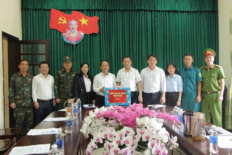 On November 6, Standing Deputy Secretary of the Da Nang City Party Committee Nguyen Dinh Vinh inspected the work of overcoming natural disasters in Nong Son commune. Photo: Da Nang City People's Committee