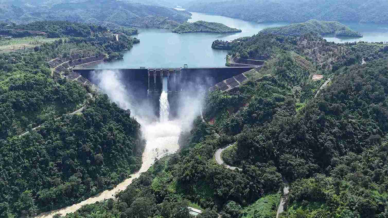 Dong Nai 3 Hydropower Reservoir (Lam Dong) proactively releases flood control to downstream areas to cope with storm No. 13. Photo: Provided by the company