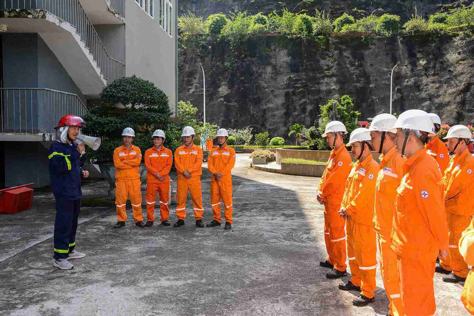 Can bo, cong nhan vien Cong ty thuy dien Dong Nai ung truc san sang lam tot nhiem vu bao ve an toan ho dap truoc dien bien cua con bao so 13. Anh: Cong ty cung cap