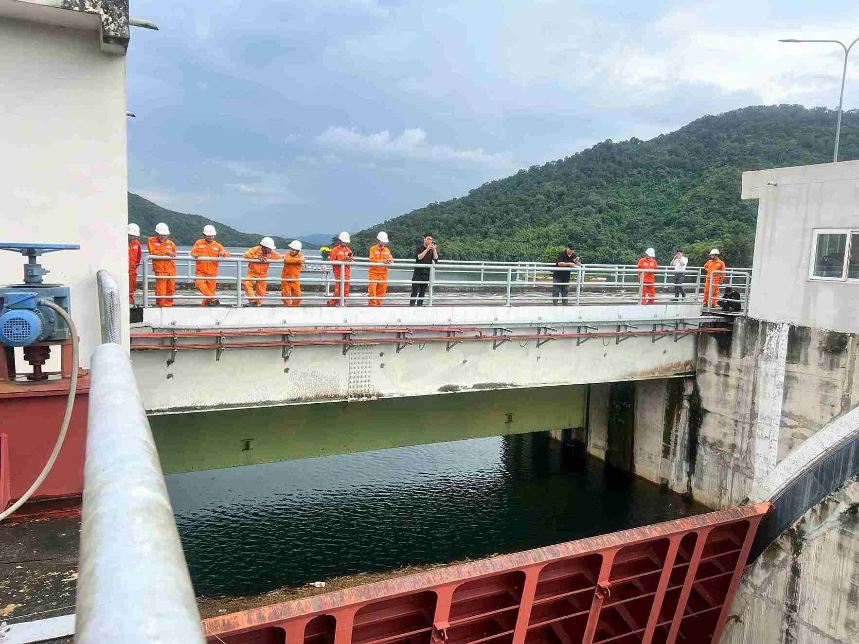 Can bo, nhan vien nha may thuy dien Dong Nai 3 chu dong theo doi do mo cua cua xa so 3 tai ho Dong Nai 3. Anh: Nha may thuy dien cung cap