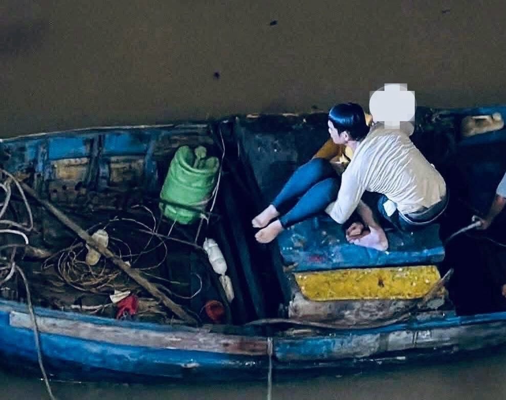 Anh Ben cuu vot nguoi phu nu choi voi duoi song, dua len xuong cua ngu dan. Anh: Nguoi dan cung cap