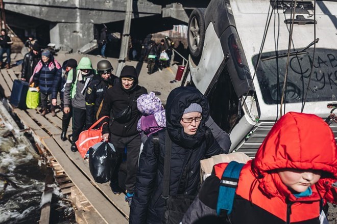 Ukrainians in the Irpin area were on their way to evacuation on March 11, 2022. Photo: Xinhua