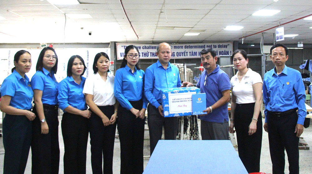 La Federacion Laboral de la ciudad de Da Nang visita y anima a las empresas afectadas por las inundaciones. Foto: Sindicato de Da Nang