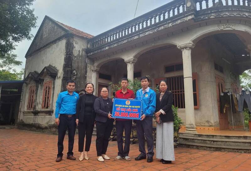 Support funding for repairing houses for union members in difficult circumstances. Photo: Thai Nguyen Trade Union