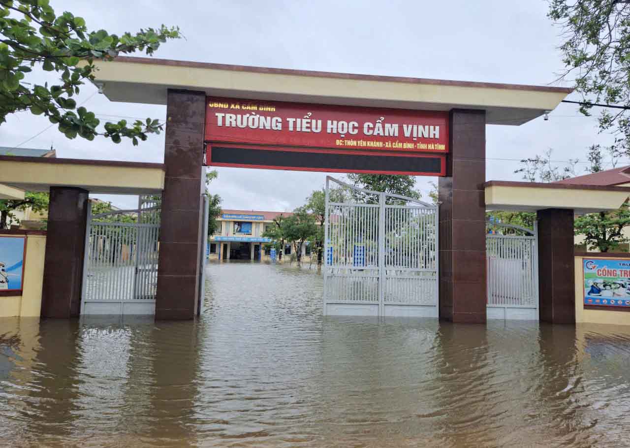As of November 6, the whole province of Ha Tinh still has 2 schools giving students a day off, including Cam Vinh Primary School. Photo: Tran Tuan.