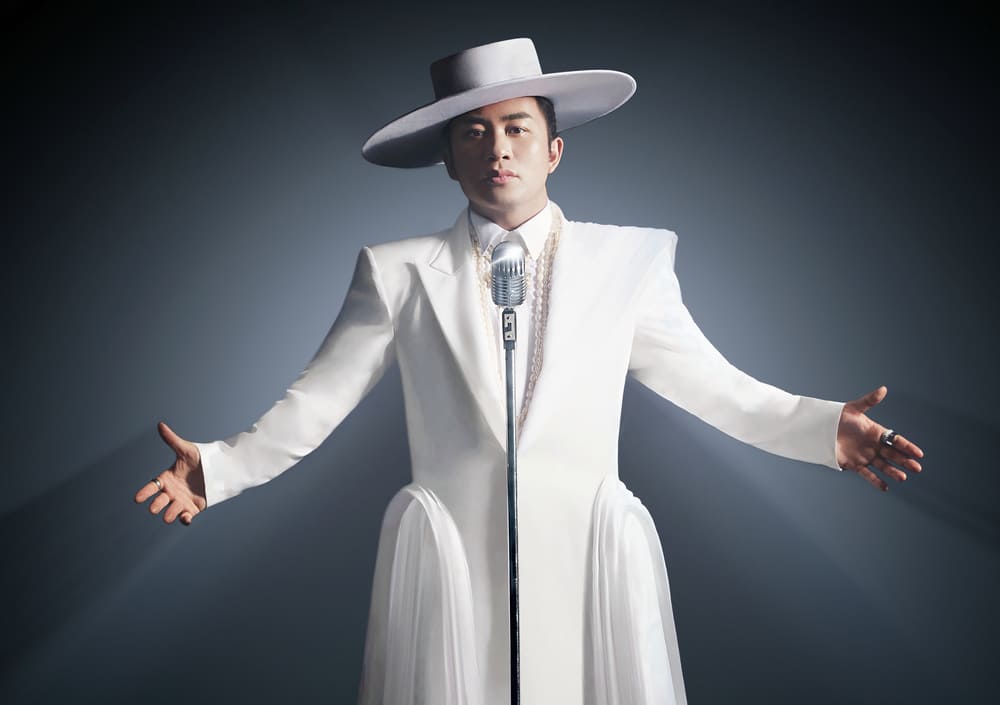 Divo Tung Duong introduces a special double album "The Voice - Timeless". Photo: Character provided