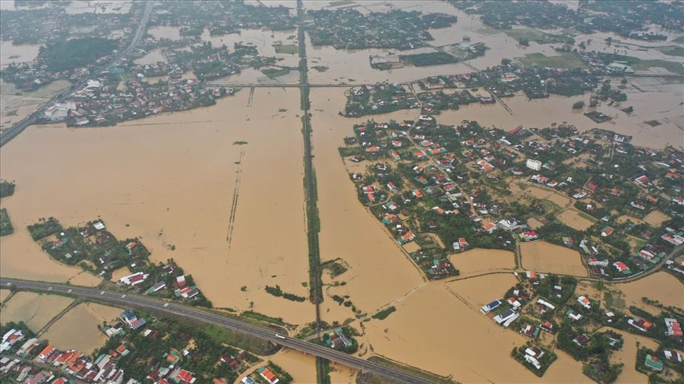 Image of floods on rivers in Khanh Hoa causing flooding of people's houses. Photo: Phuoc Tin