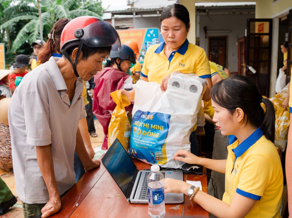 Des milliers de foyers des zones inondees de Da Nang et Hue beneficient d'achats gratuits au mini-supermarche 0 VND. Photo : Tran Thi